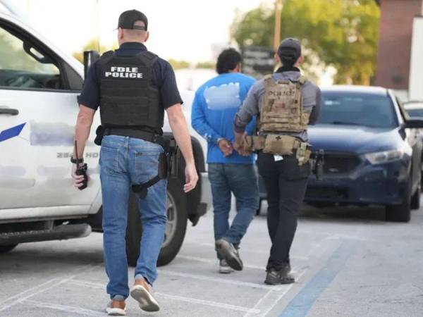 ICE realiza operativos migratorios en Chicago.