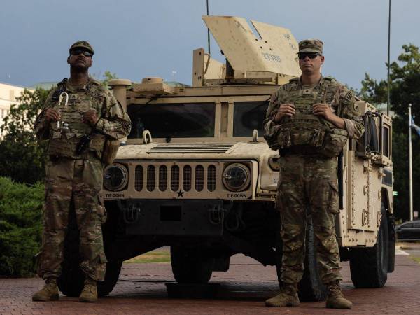 Soldados de la Guardia Nacional patrullan la capital estadounidense.