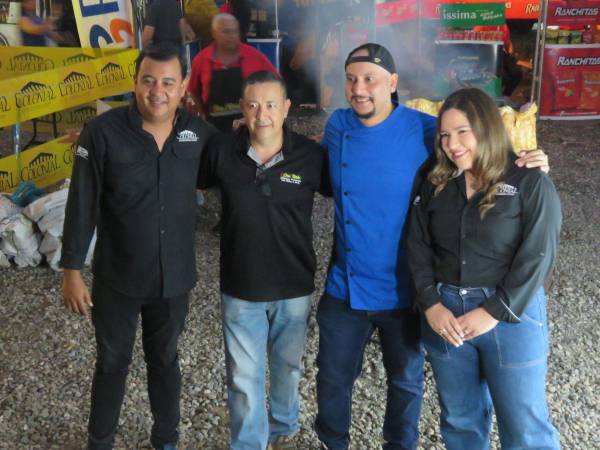 Francisco Pereira, chef Joel Durón, chef José Mejía y Keren Martínez, durante el evento de Master Grilling.