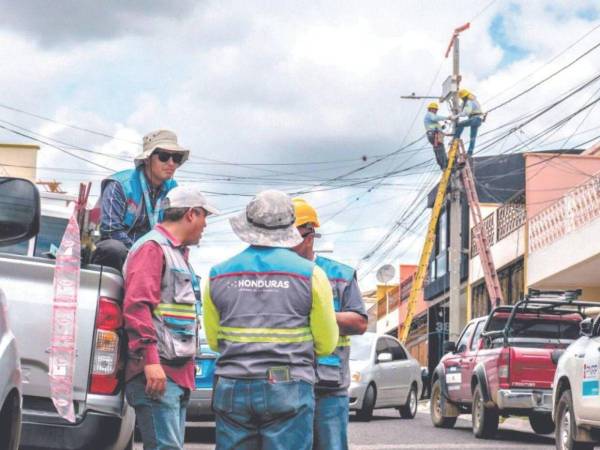 Empleados de la Enee durante una reparación y verificación de líneas en Tegucigalpa.