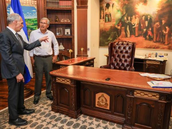 El trabajo artesanal de Heriberto Hernández recibió un homenaje especial en Casa Presidencial de parte del presidente Nasry Asfura, en un acto que resaltó la trayectoria de un maestro ebanista cuyo legado forma parte de la historia y la identidad nacional.