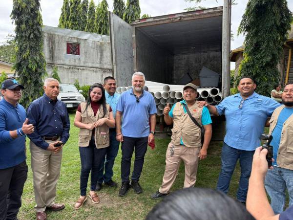 Junior Burbara entregó tubería para la ejecución de un sistema de agua potable en El Zapotal.