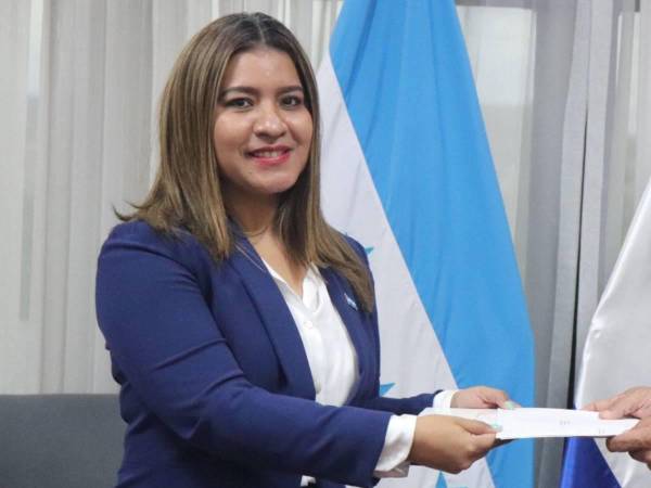 El Gobierno de Nicaragua dejó sin efecto el nombramiento de su embajadora en Honduras, Iris Audelly Acuña Huete, una decisión que coincide con la denuncia que hizo de que no hubo consenso en la declaración final aprobada en la IX Cumbre de la Comunidad de Estados Latinoamericanos y Caribeños (Celac), celebrada el miércoles en Tegucigalpa.