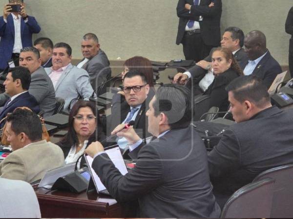 Mario Morazán comparece ante el Congreso en medio de protestas