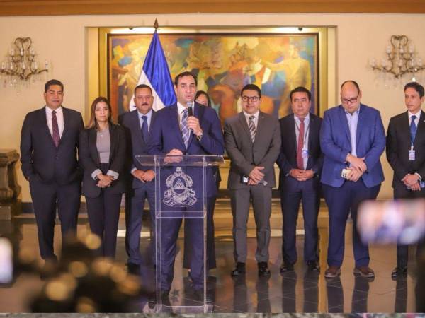 Guillermo Peña Panting, gerente de la Enee, junto al diputado Milton Puerto, presidente de la comisión de energía del Congreso Nacional, y a Héctor Corrales, comisionado presidente de la Cree.