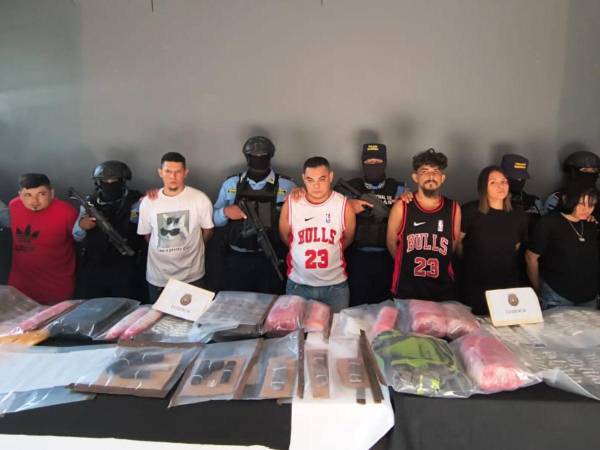 Entre los detenidos se encuentran “El Clon” y “El Sarco”, señalados como cabecillas clave de la MS-13 en Villanueva, así como varias mujeres identificadas como “caleteras”