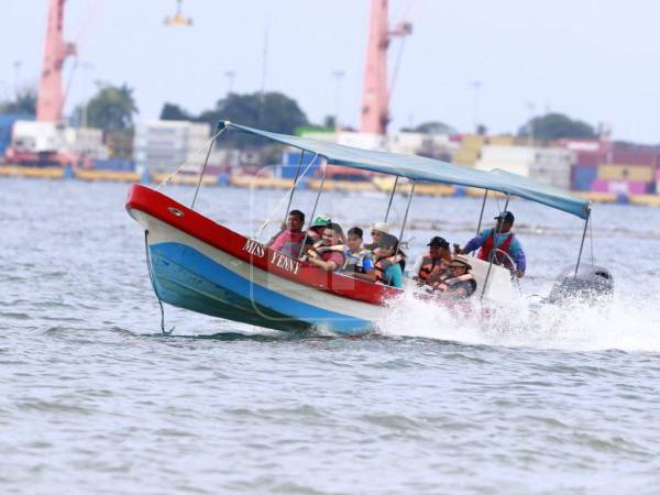 Bajo un cálido sol, decenas de hondureños llegaron a la playa de la Coca-Cola, en Puerto Cortés, para disfrutar de las vacaciones de la Semana Morazánica, uno de los feriados más esperados del año.