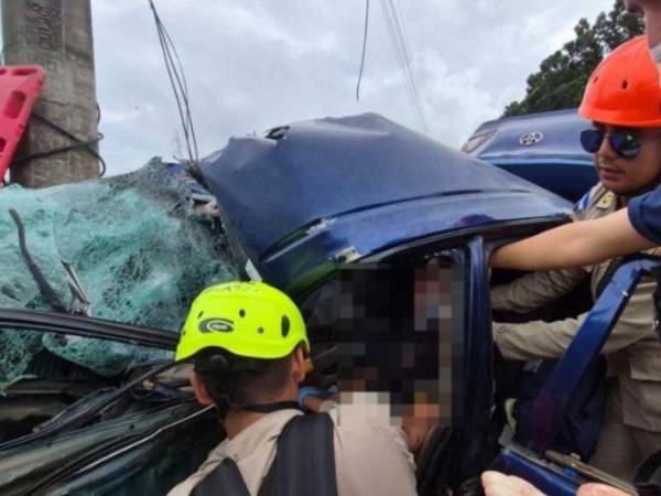 Un aparatoso accidente de tránsito estuvo a punto de terminar en tragedia en la carretera CA-13, a la altura de la colonia La Guadalupe, en San Manuel, Cortés, donde un hombre quedó atrapado entre los hierros retorcidos de su carro tras impactar contra un pick-up.