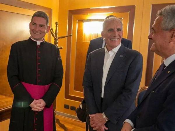 Nasry Asfura fue recibido por Bruno Pasquino, jefe de Protocolo del Ministerio de Relaciones Exteriores de Italia, y por monseñor Javier Domingo Fernández González, jefe de Protocolo de la Secretaría de Estado de la Santa Sede.