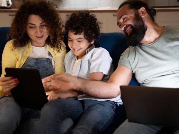 Un estudio de la <b>Universidad de Southampton indica que el 45 % de los padres comparte regularmente información sobre sus hijos en línea.</b>