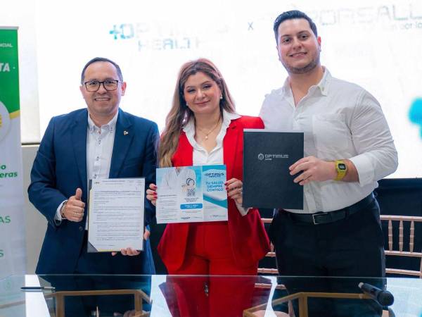 El doctor Omar Bocanegra, gerente general de PORSALUD, máster Emma Mejía Valladares, directora de Mercado Nacional de UTH y Julio André Valladares Mejía, director de Operaciones de Optimus Card, durante la suscripción de los acuerdos de cooperación institucional.