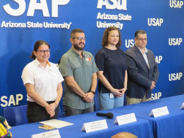 Jackeline Cuestas, jefa regional mercadeo Banco de Occidente; Luis Orellana, presidente CANATURH Santa Rosa de Copán; Karen Stechman, representante Banco Ficohsa; y Celio Acosta, vicerrector académico USAP.