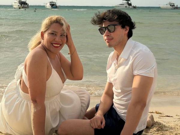 La Divaza junto a su fallecida madre.