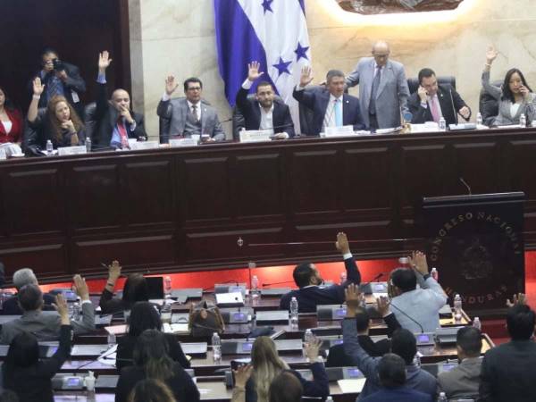 Diputados de la Comisión de Energía y de la bancada Liberal analizan propuestas para alcanzar consensos.
