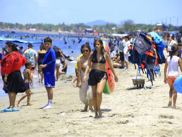 Miles de hondureños aprovechan las excursiones de verano para visitar las playas de la zona norte