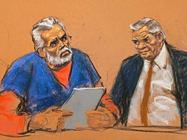 El narcotraficante mexicano Ismael 'el Mayo' Zambada (i) hablando con su abogado Frank Pérez durante el juicio realizado en un tribunal federal el lunes, en Nueva York.