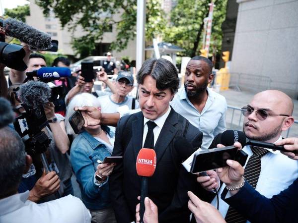 El abogado Renato Stabile siendo entrevistado en las afueras de la Corte del Distrito Sur de NuevaYork.