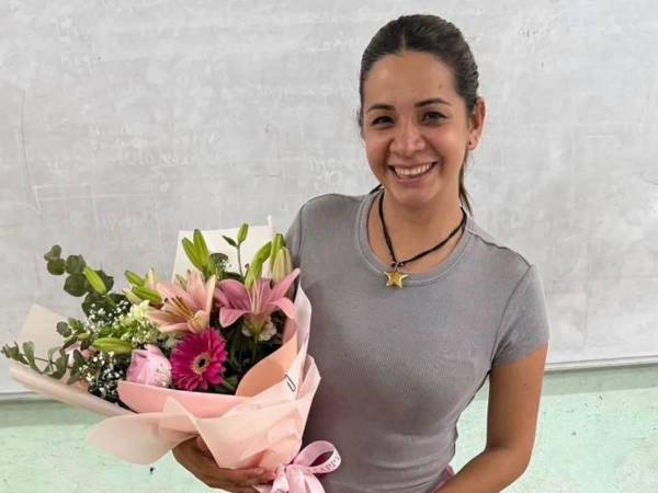 Karla Yanet “N” fue detenida como presunta autora intelectual del feminicidio de la maestra Noemí Isabel Ríos Torres, asesinada a balazos el 2 de septiembre cuando se encontraba en su vehículo junto a sus dos hijos, en Manzanillo, Colima, México.