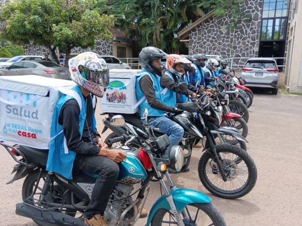 Un equipo se prepara para hacer entregas a domicilio de medicamentos en la capital.