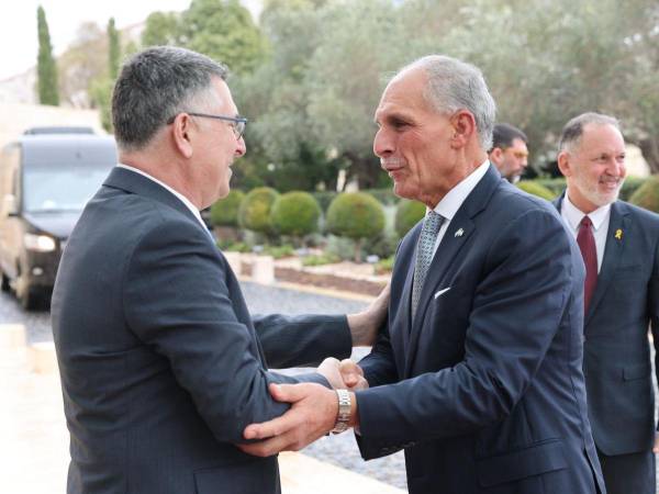 El ministro de Asuntos Exteriores de Israel, Gideon Sa'ar (I), se estrecha la mano con el presidente electo de Honduras, Nasry Asfura, antes de su reunión en el Ministerio de Asuntos Exteriores en Jerusalén.