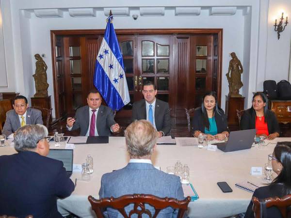 Funcionarios de la Secretaría de Finanzas y representantes del Banco Mundial durante la misión técnica para la modernización del Sistema de Registro y Control de Servidores Públicos (Sirep) en Honduras.
