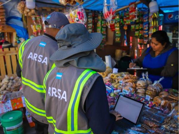 La Agencia de Regulación Sanitaria (Arsa) es la institución responsable de vigilar, inspeccionar y regular los establecimientos, productos y servicios que inciden en la salud pública en Honduras. Entre sus principales funciones figuran la emisión de registros y licencias sanitarias, la supervisión del cumplimiento de las normas de higiene y la verificación de las buenas prácticas en la manipulación de alimentos, medicamentos y otros productos sujetos a regulación.