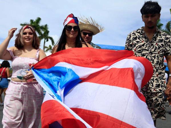 Seguidores de Bad Bunny fueron captados este 22 de agosto al llegar al estadio Hiram Bithorn para asistir al concierto de cierre de la gira mundial 'Debí Tirar mas fotos', en San Juan (Puerto Rico).