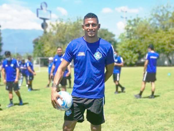 Carlo Costly se resiste al retiro y a sus 42 años quiere seguir jugando al fútbol.