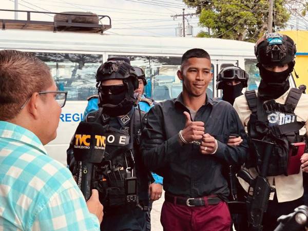 Carlos Mencías Molina, alias Gato Negro, fue capturado el martes durante un operativo policial ejecutado en la colonia San Judas de La Ceiba. Es señalado por las autoridades como uno de los presuntos implicados en la masacre ocurrida el pasado 21 de mayo en la finca Paso Aguán, sector de Rigores, en el departamento de Colón, donde 20 personas perdieron la vida.