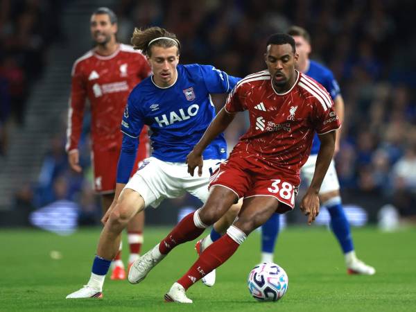 El delantero Alexander Isak anotó doblete para darle la victoria al liverpool de viista. Foto EFE.