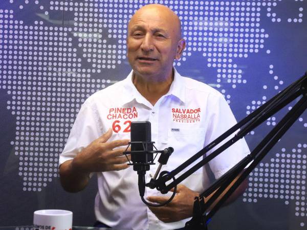 El exalcalde y candidato a diputado Roberto Pineda Chacón durante su participación en el programa Hablemos de Política.