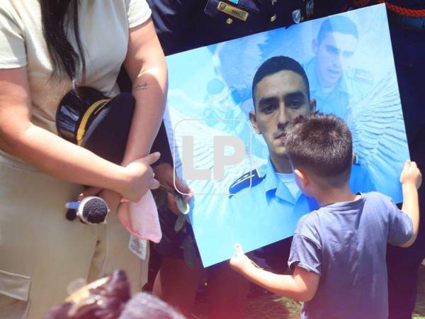 Es un dolor que no se puede soportar, expresaron los presentes. Al sepelio llegaron miles de hondureños para despedirse del héroe policial.