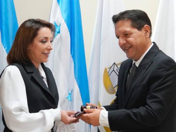 Mario Flores Urrutia y Miriam Suyapa Barahona Rodríguez, magistrados del Tribunal de Justicia Electoral (TJE).