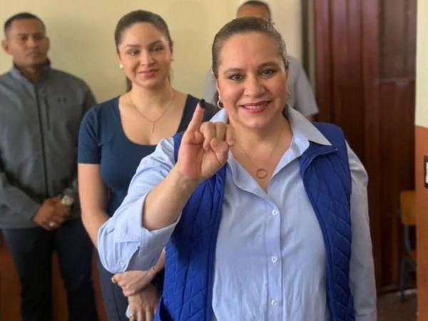 Ana García muestra su dedo tras ejercer el sufragio en Gracias, Lempira.