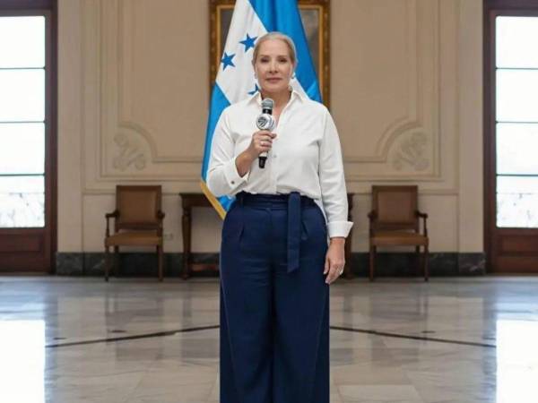 Lissette del Cid de Asfura, primera dama de Honduras, en la entrega de raciones alimentarias a familias afectadas por la sequía en el municipio de Pespire, Choluteca.
