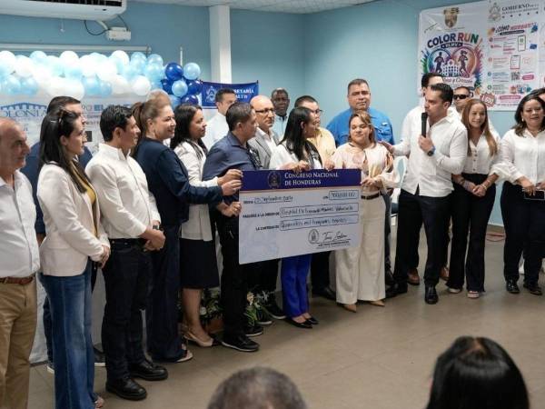 Autoridades del Hospital Leonardo Martínez y diputados de Cortés durante la entrega del aporte de L500,000, en compañía con el presidente del Congreso, Tomás Zambrano.