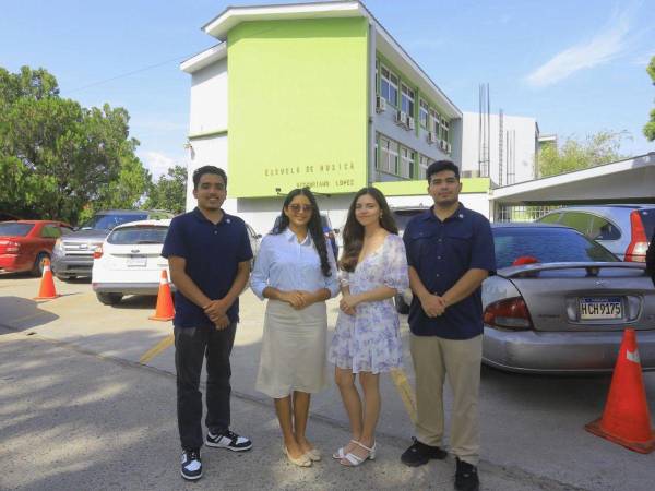 Cuatro de los siete estudiantes egresados de la escuela Victoriano López que ganaron beca para estudiar en Estados Unidos.