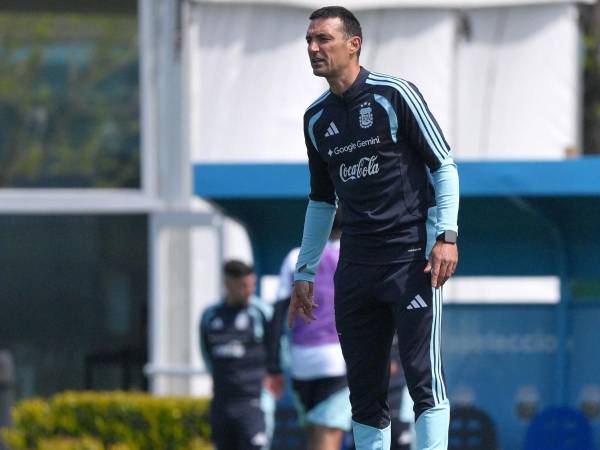 El técnico argentino desea seguir al frente de Argentina, pero todavía tiene que aclarar algunas cosas, mencionó.