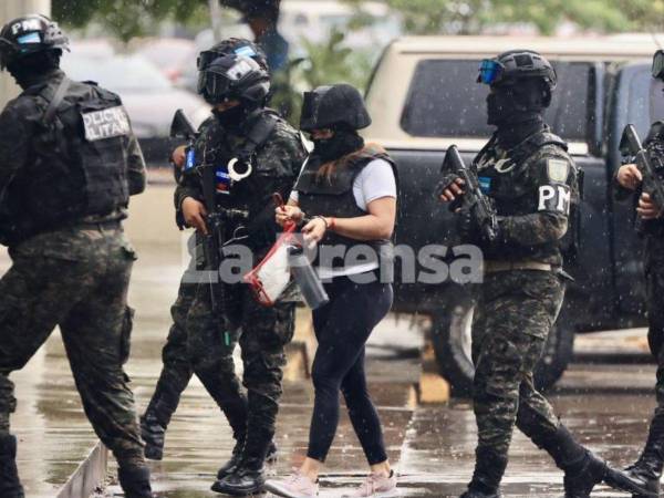 Llegada de la exfiscal Francia Medina a los juzgados sampedranos.