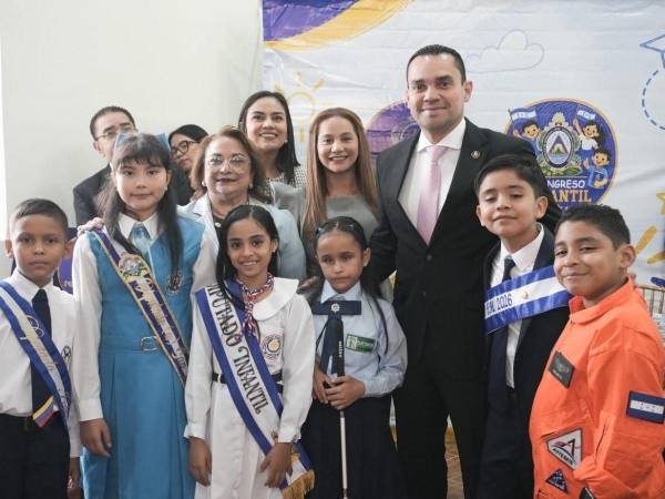 El presidente del Congreso Nacional, Tomás Zambrano, junto a los niños diputados.