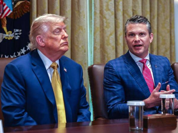 El presidente de EEUU, Donald Trump, junto al secretario de Defensa, Pete Hegseth, en la Casa Blanca.