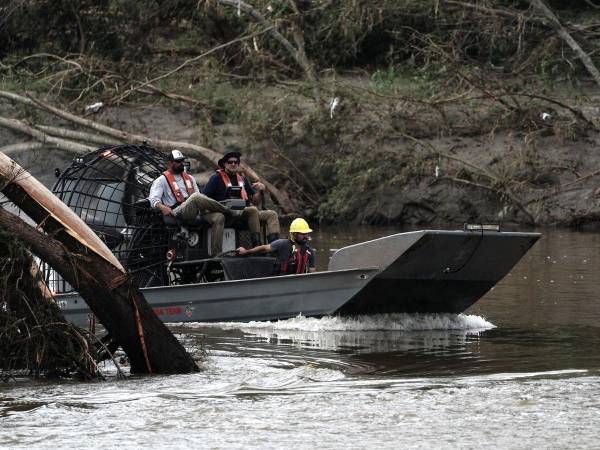 Voluntarios durante las labores de limpieza tras las devastadoras inundaciones en Texas.