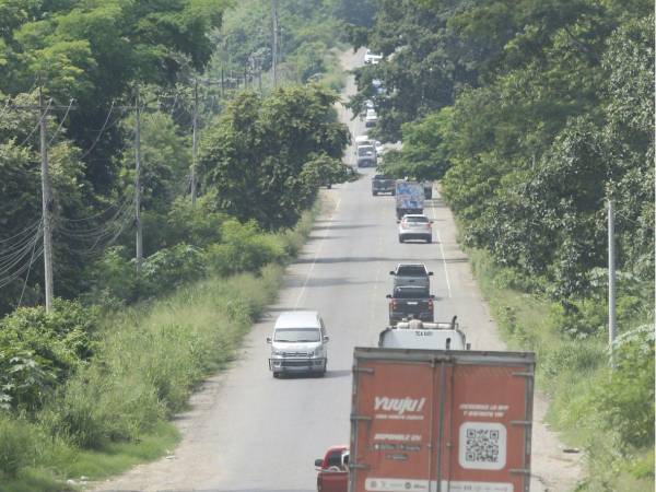 Dos carriles resultan insuficientes para el tráfico que se forma en la CA-4 a la altura de Cofradía, desde hace muchos años, pobladores piden que la carretera sea ampliada.