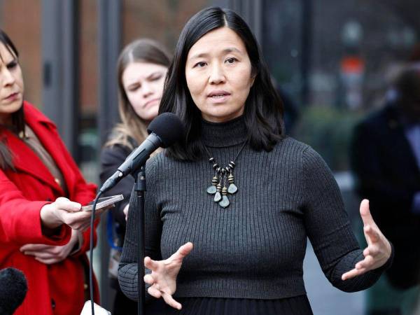 La alcaldesa de Boston, Michelle Wu (c), durante un acto público, en la capital del estado de Massachusetts.