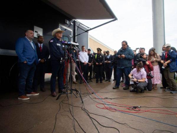 El agente Joshua Johnson del Servicio de Inmigración y Control de Aduanas (ICE) de Estados Unidos en una conferencia de prensa en Dallas.