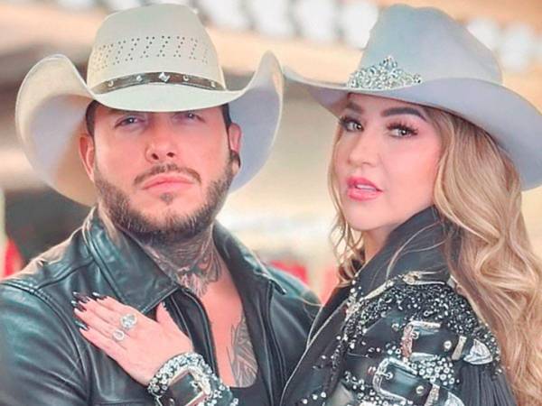 Alicia Villarreal y su ahora ex novio Cibad Hernández.
