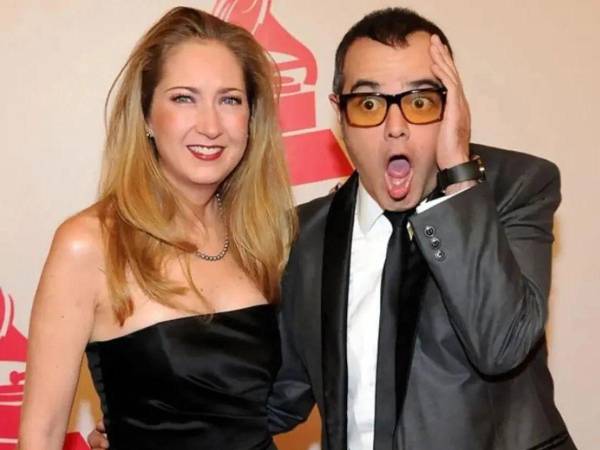 El cantante y compositor mexicano Aleks Syntek confirmó entre lágrimas su separación de Karen Coronado, con quien compartió 25 años de matrimonio y formó una familia con dos hijos.