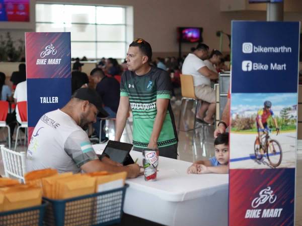 Los padres de familia llegaron con sus hijos a recoger los chips para la Vuelta Ciclística Infantil La Prensa.
