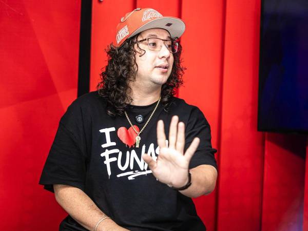 El creador de contenido y comunicador hondureño Allan Valeriano, conocido en el mundo de la farándula como <b>Gazú. </b>Foto: Mauricio Ayala.