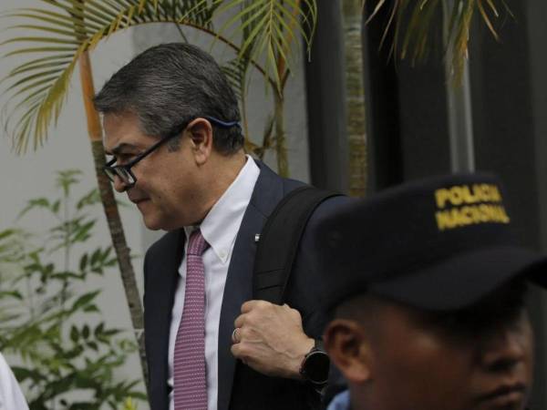 La defensa del expresidente Juan Orlando Hernández solicitó anular alerta migratoria que le impide salir de Honduras.